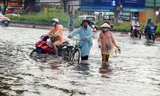 Mưa lớn đúng đợt triều cường, đường phố Cần Thơ biến thành biển nước
