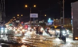 Đường phố ngập sâu, người Cần Thơ chật vật về nhà sau cơn mưa lớn
