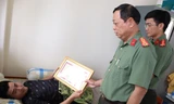 Công an Vĩnh Long khen thưởng đại uý bị mất đôi chân khi xử lý 'cát tặc'