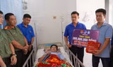 Trao Huy hiệu Tuổi trẻ dũng cảm cho đại úy cảnh sát bị thương khi xử lý 'cát tặc'