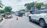 Quốc lộ 80 đang cải tạo bỗng sạt lở hơn 40m, giao thông ùn tắc