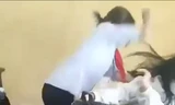 Đình chỉ học tập 1 năm nữ sinh lớp 6 đánh bạn trong lớp