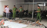 Vĩnh Long tiêu hủy hơn 1.000 vũ khí thô sơ, tự chế, công cụ hỗ trợ
