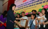 Hậu Giang tặng bằng khen cho 40 cặp vợ chồng sinh con một bề là gái