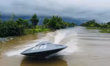 Thanh niên ở Kiên Giang tự chế 'đĩa bay' lướt trên nước