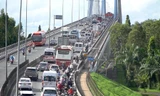 Người dân đổ về TP. HCM sau lễ, cầu Mỹ Thuận ùn ứ 