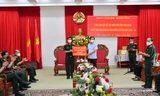 Trung tướng Ngô Minh Tiến, thừa ủy quyền của Quân ủy Trung ương, Bộ Quốc phòng tặng tỉnh Kiên Giang 4 tấn lương khô, 2.000 túi thuốc điều trị COVID-19