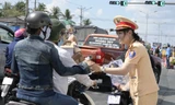 CSGT Tiền Giang 'đội nắng’ phân luồng, tặng nước uống cho người dân