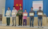 Khen thưởng 5 người nhặt và nộp lại ma túy trôi dạt vào bờ biển