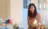 Cô giáo dùng chữ thư pháp 'thổi hồn’ lên trái cây chưng Tết