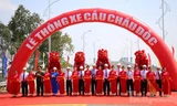 Thông xe cầu Châu Đốc bắc qua sông Hậu