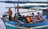 Vượt sóng to gió lớn cứu thành công người dân gặp nạn trên biển Bạc Liêu