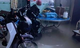 Mưa lớn ở TP. Rạch Giá, nước tràn vào nhà, ngập lút bánh xe máy
