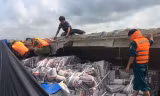 Ghe chở gần 50 tấn xi măng lật ngang trên sông Hậu