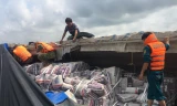 Ghe chở gần 50 tấn xi măng lật ngang trên sông Hậu