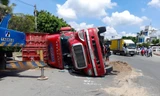 Tránh xe máy, container lật ngang trên Quốc lộ 1