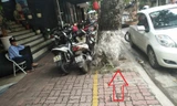 Lồi đi dành cho người đi bộ vướng cây. Phía trong cho phép để xe trên phố Triệu Việt Vương. Lòng đường trông giữ ô tô.