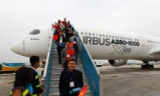 Hình ảnh máy bay Airbus A350-1000 tại Nội Bài