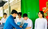 Bí thư Trung ương Đoàn tặng học bổng thiếu nhi