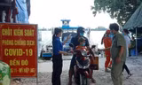 Nữ sinh THPT 'gác nghỉ hè' tình nguyện tham gia trực chốt chống dịch
