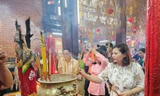 Người Cần Thơ nô nức đi lễ chùa đầu năm mới