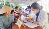Khám bệnh cho người dân