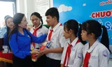 Hội Đồng Đội Trung ương tặng tủ sách và học bổng cho thiếu nhi Bến Tre