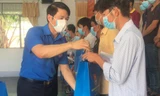 Trung ương Đoàn tặng quà cho người dân Trà Vinh