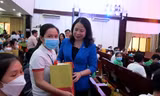Phó Chủ tịch nước Võ Thị Ánh Xuân tặng quà cho người nghèo tại Bến Tre 