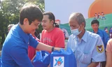 Bí thư thường trực Trung ương Đoàn tặng quà cho người dân