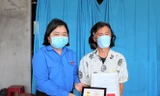 Truy tặng huy hiệu tuổi trẻ dũng cảm cho gia đình anh Thái