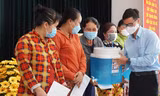 Trao bình lọc nước cho người dân