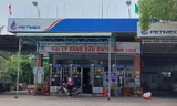 Nhiều cửa hàng treo biển ‘Hết xăng’ mở bán trở lại