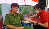 Chiến sỹ trẻ hiến máu