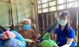 Bà con rưng rưng xúc động khi được trao tận tay nhu yếu phẩm mùa dịch