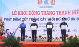 Trao lá cờ tổ quốc cho đồn biên phòng