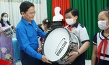 Bí thư thứ nhất Trung ương Đoàn tặng quà thiếu nhi Tiền Giang