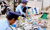 Cơ quan chức năng kiểm tra các sạp thuốc ở chợ phiên, chủ sạp bỗng dưng ‘biến mất’