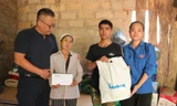 Đoàn thiện nguyện báo Tiền Phong trao quà của bạn đọc tới người dân bị ảnh hưởng bão lũ ở Lạng Sơn