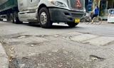 Nguy hiểm rình rập trên con đường nham nhở ở Hà Nội