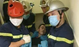 Lực lượng chức năng giải cứu thành công thanh niên bị kẹt đầu vào thang máy. Ảnh: Báo Giao thông