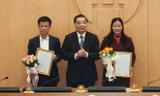 Chủ tịch UBND Hà Nội Chu Ngọc Anh (giữa) chúc mừng 2 nhân sự mới. Ảnh: ANTĐ.
