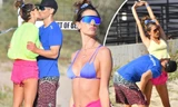 Alessandra Ambrosio diện bikini gợi cảm tuổi 40, hôn đắm đuối tình mới trên bãi biển