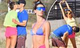 Alessandra Ambrosio diện bikini gợi cảm tuổi 40, hôn đắm đuối tình mới trên bãi biển