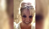 Britney Spears vui vẻ vì có được một chiếc iPad.