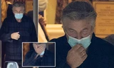 Alec Baldwin che mặt khi bị bắt gặp đi mua sắm, thêm tình tiết mới về vụ nổ súng