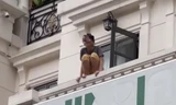 Hình ảnh cô gái ngồi trên lan can tầng ba ngôi nhà ở TP.HCM. Ảnh: VietNamNet