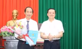 Ông Dương Tấn Hiển - Phó Chủ tịch UBND TP Cần Thơ trao quyết định cho ông Phạm Phú Trường Giang.
