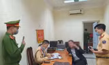 Tài xế tự xưng là quân nhân tại cơ quan công an. (Nguồn: atgt.vn)