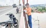 Bản tin 8H: Người đàn ông ôm con 5 tuổi định nhảy cầu